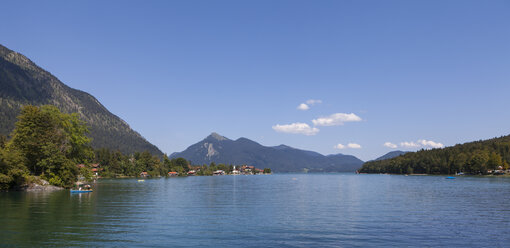 Deutschland, Bayern, Blick auf den Kurpark am Walchensee - AM000559