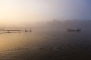 Deutschland, Bayern, Blick auf Nebel am Staffelsee - AM000556