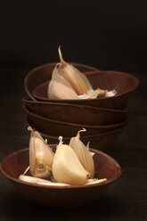 Garlic cloves in bowl, close up - OD000107