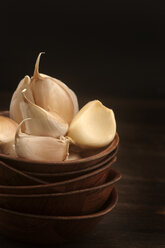 Garlic cloves in stack bowls, close up - OD000110