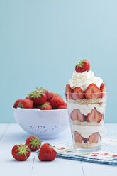Erdbeer-Trifle mit Schlagsahne, Nahaufnahme - ECF000222