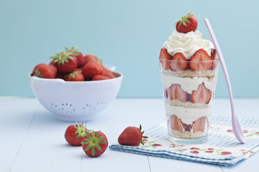 Erdbeer-Trifle mit Schlagsahne, Nahaufnahme - ECF000223