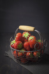 Korb mit frischen Erdbeeren auf dem Tisch, Nahaufnahme - ECF000224