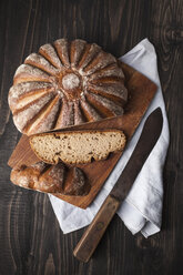 Frisch gebackenes Brot auf Schneidebrett, Nahaufnahme - ECF000231