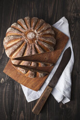 Frisch gebackenes Brot auf Schneidebrett, Nahaufnahme - ECF000232