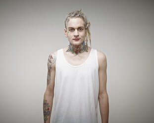 Portrait of young man with tattoos - RH000264