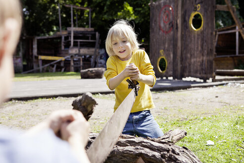 Deutschland, Nordrhein-Westfalen, Köln, Jungen spielen auf Spielplatz, lächelnd - FMKYF000402