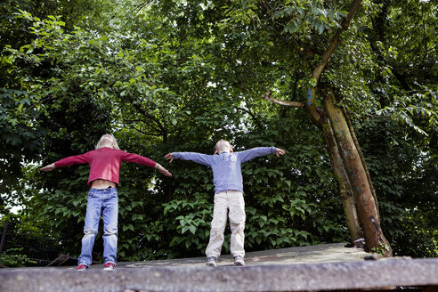 Deutschland, Nordrhein-Westfalen, Köln, Jungen spielen auf einem Spielplatz - FMKYF000408