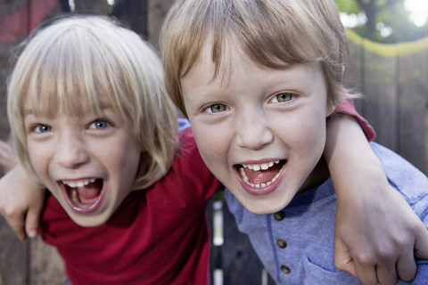 Deutschland, Nordrhein-Westfalen, Köln, Jungen spielen auf Spielplatz, lächelnd, lizenzfreies Stockfoto