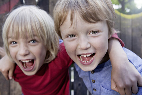 Deutschland, Nordrhein-Westfalen, Köln, Jungen spielen auf Spielplatz, lächelnd - FMKYF000411