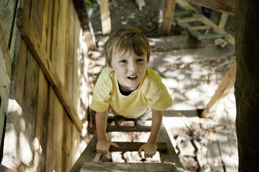 Deutschland, Nordrhein-Westfalen, Köln, Junge auf Treppenstufen auf Spielplatz stehend - FMKYF000399