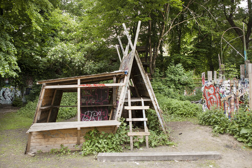 Deutschland, Nordrhein-Westfalen, Köln, Blick auf Spielplatz - FMKYF000449