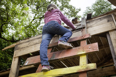 Deutschland, Nordrhein-Westfalen, Köln, Mädchen steht auf Stufen auf Spielplatz - FMKYF000376