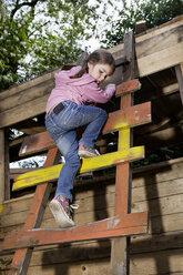 Deutschland, Nordrhein-Westfalen, Köln, Mädchen auf Treppenstufen auf Spielplatz - FMKYF000380