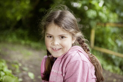 Germany, North Rhine Westphalia, Cologne, Portrait of girl, smiling - FMKYF000367