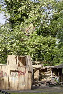 Deutschland, Nordrhein-Westfalen, Köln, Blick auf Spielplatz - FMKYF000356