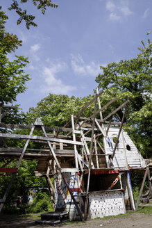 Deutschland, Nordrhein-Westfalen, Köln, Blick auf Spielplatz - FMKYF000354