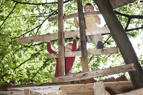 Deutschland, Nordrhein-Westfalen, Köln, Jungen spielen auf einem Spielplatz - FMKYF000452