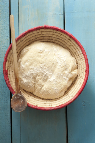 Schüssel mit Weißbrotteig auf dem Tisch, Nahaufnahme, lizenzfreies Stockfoto