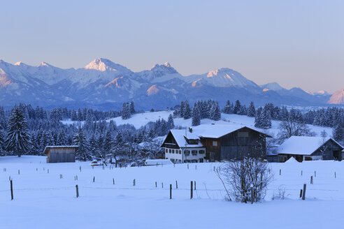 Deutschland, Bayern, Blick auf den Tannheimer Berg bei Sonnenaufgang - SIEF003979