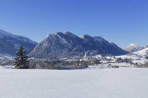 Deutschland, Bayern, Blick auf das Dorf Pfronten - SIEF003966