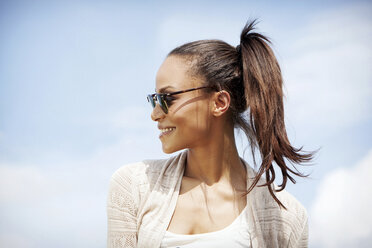 Deutschland, Junge Frau mit Sonnenbrille, lächelnd - GDF000095