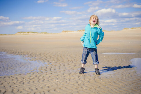 Dänemark, Romo, Junge weint an der Nordsee - MJF000225