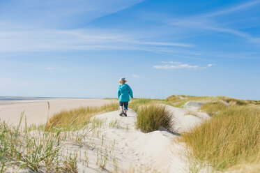 Denmark, Romo, Boy flying kite at North Sea - MJF000231