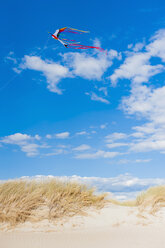 Dänemark, Romo, Drachenflug gegen den Himmel an der Nordsee - MJF000263