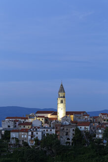 Kroatien, Krk, Blick auf die Altstadt von Vrbnik - GFF000047