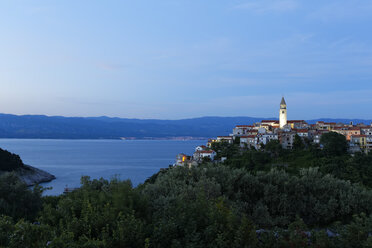 Kroatien, Krk, Blick auf die Altstadt von Vrbnik - GFF000048