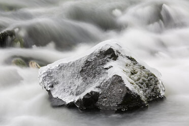 Deutschland, Hessen, Eis auf Felsen im Fluss - SR000312