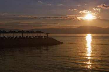 Kroatien, Krk, Liegestühle bei Sonnenuntergang in Njivice - GFF000050