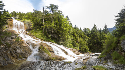 Deutschland, Bayern, Blick auf den Wasserfall bei Zipfelsbach - STSF000043