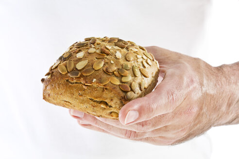 Älterer Mann hält Brot, Nahaufnahme - MAEF006891