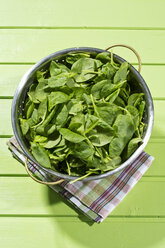 Freshly washed spinach leaves in sieve, Close up - MAEF006864