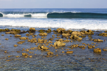 Asia, Waves breaking on reef - AMF000577