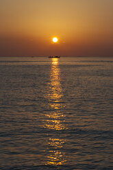 Asia, Sunset with fishing boat at Indian Ocean - AM000569