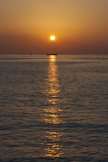Asien, Sonnenuntergang mit Fischerboot am Indischen Ozean - AM000569