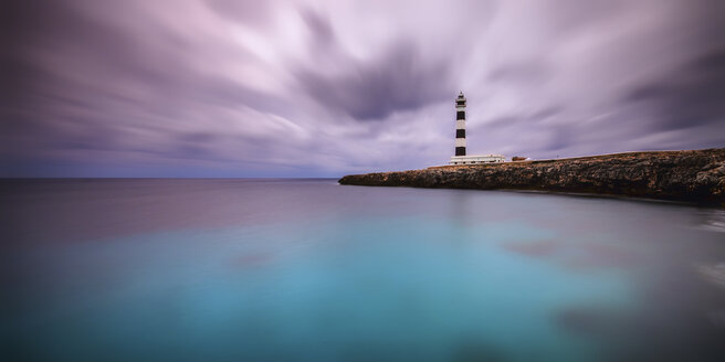 Spanien, Menorca, Cap D'Artrutx, Blick auf den Leuchtturm in der Abenddämmerung - SMA000150