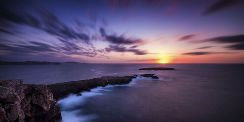 Spanien, Menorca, Blick auf Cap De Cavalleria bei Sonnenuntergang - SMA000149