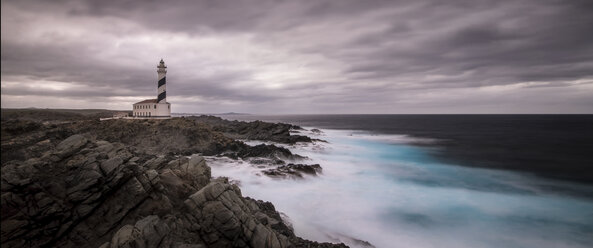 Spanien, Menorca, Favaritx, Blick auf den Leuchtturm bei Sonnenuntergang - SMA000146