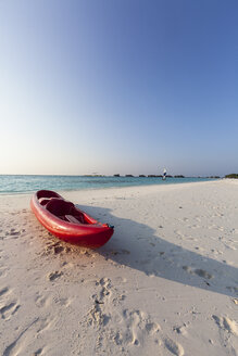 Malediven, Kanu am Strand einer Insel - AMF000567