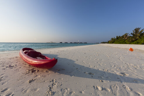 Malediven, Kanu am Strand einer Insel - AMF000560