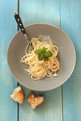 Spaghetti mit Basilikum auf dem Teller, Nahaufnahme - OD000129