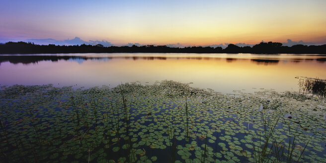 USA, Florida, Maitland, Blick auf den Schicksalssee bei Sonnenuntergang - SMAF000141