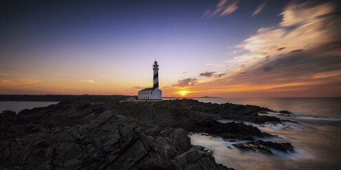 Spanien, Menorca, Favaritx, Blick auf den Leuchtturm bei Sonnenuntergang - SMA000138