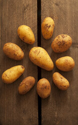 Raw potatoes on wooden table, close up - OD000133