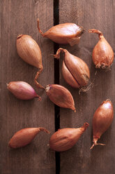 Onions on wooden table, close up - OD000131