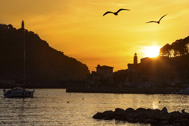 Spanien, Mallorca, Blick auf Port de Soller bei Sonnenaufgang - STD000005